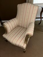 Sessel mit floralem Muster und Goldrand