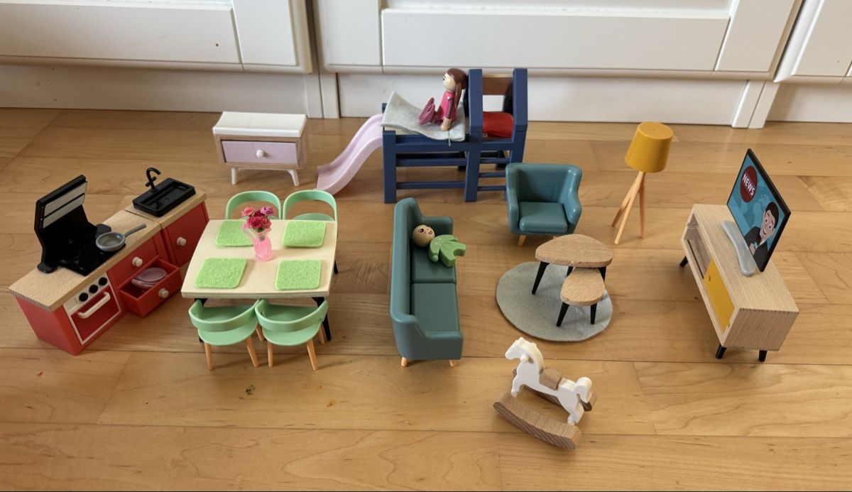 Spielzeuge: Puppenmöbel-Set,  wie neu – Neu (gemäss Beschreibung) aus Basel von mot_2r9g