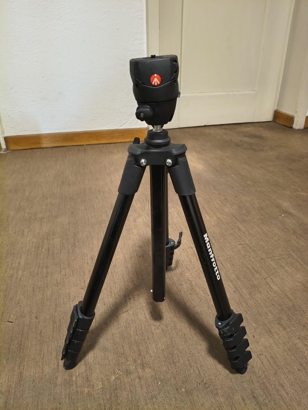 Manfrotto Trépieds & Accessoires: Manfrotto Compact Action tripod MKCOMPACTACN-BK used – D'occasion à Zürich par TrainLine