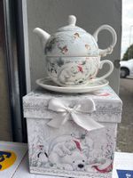 Teekanne mit Tasse und Schachtel