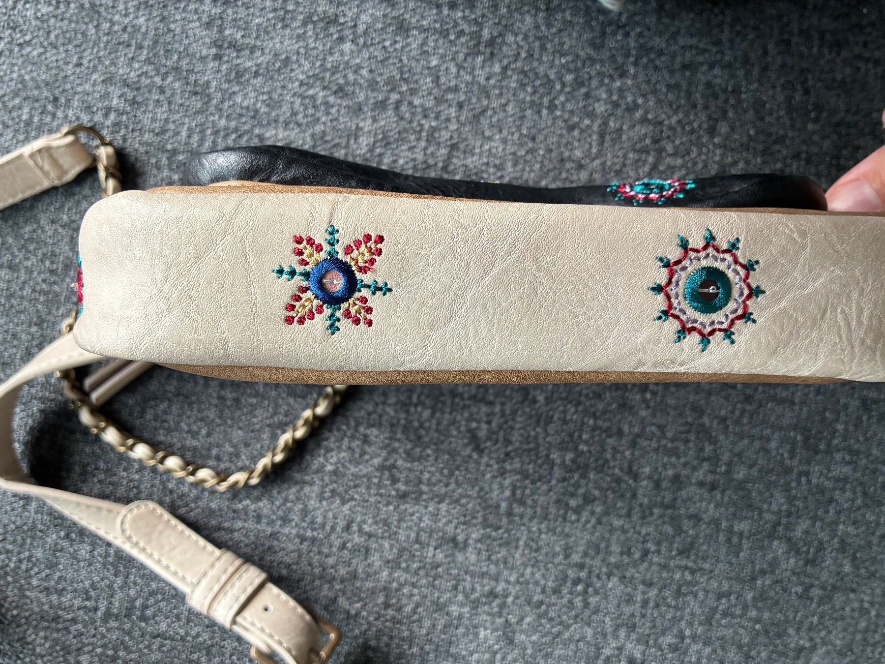 Desigual Borse da donna: Desigual Handtasche – Usato da Basel venduto da h4w_h5bq 2