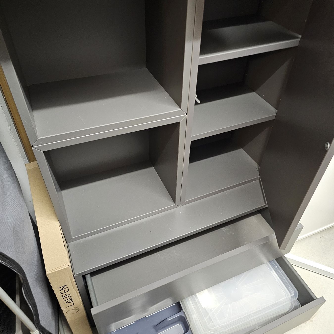 Armadi: Grauer Badezimmerschrank oder Büro mit Schubladen, Top Zusta – Usato da Nesselnbach venduto da caty.fr