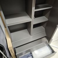 Grauer Badezimmerschrank oder Büro mit Schubladen, Top Zusta