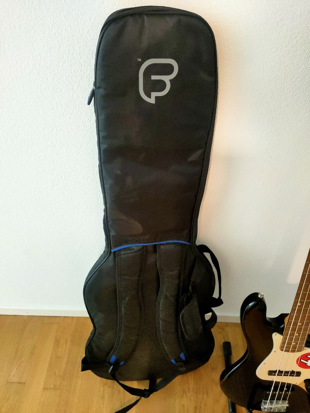Squier Strumenti musicali: Fender Squier Jazz Bass mit Ständer & Hülle – Usato da Zürich venduto da sim_cjt7 5
