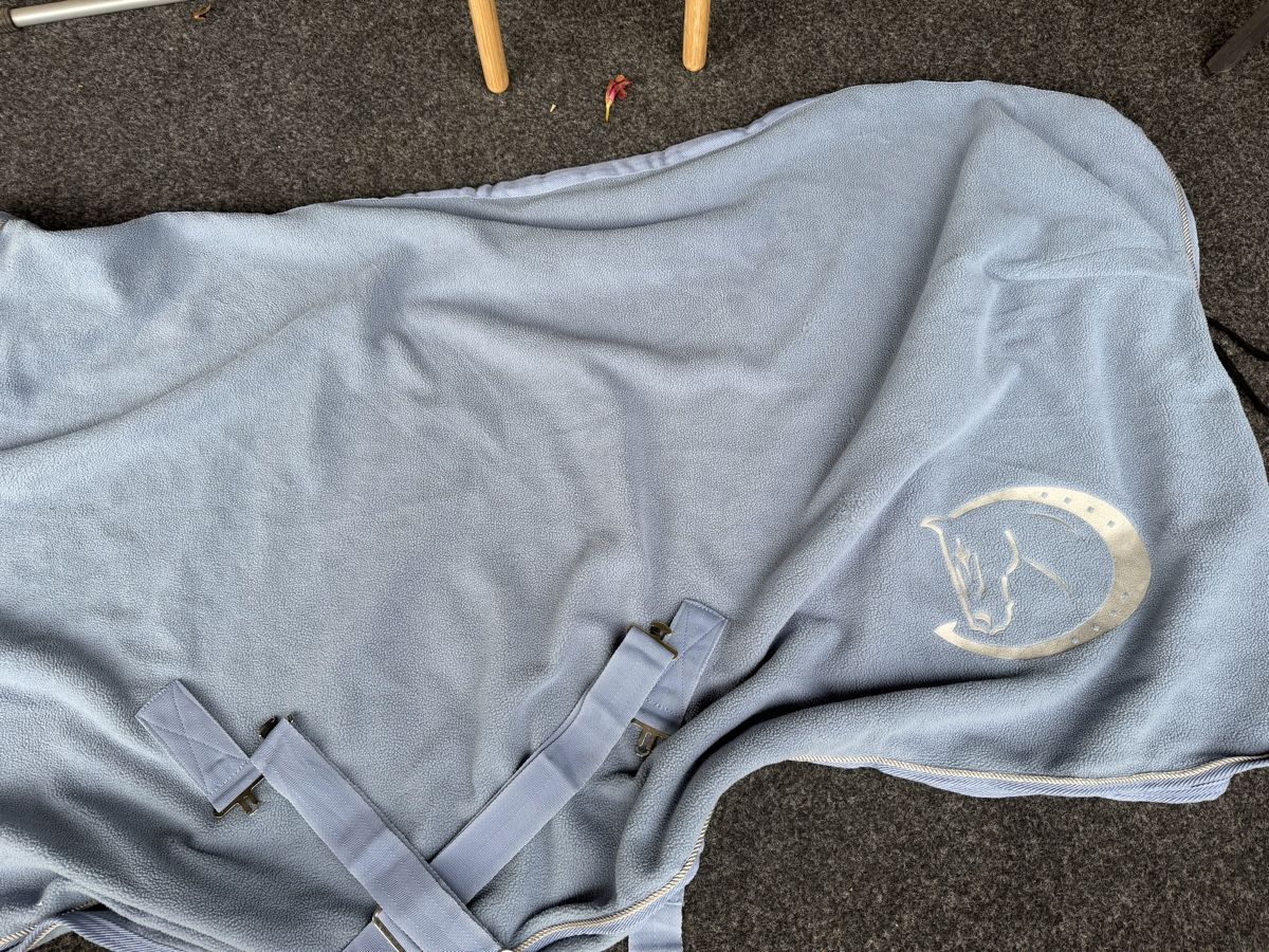 Couvertures: Pferdedecke hellblau Fleece  – D'occasion à basel par kevinbasel92 4