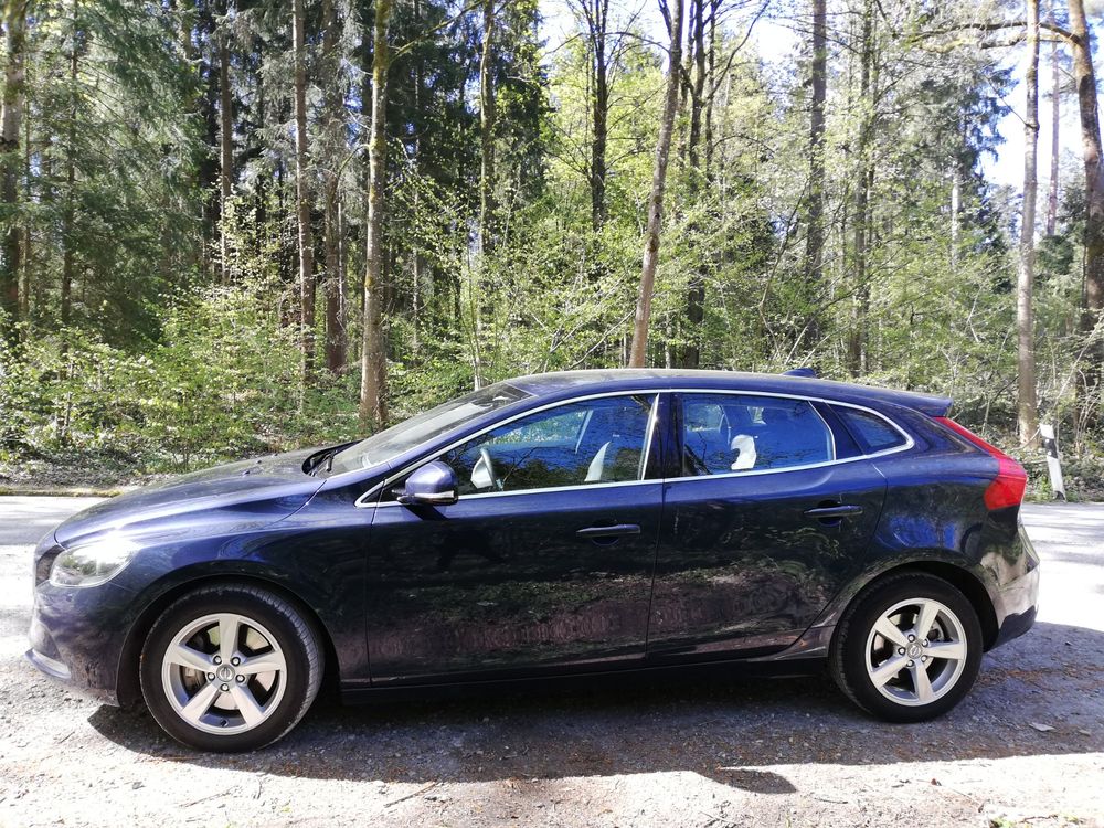 Volvo V40, D3 Momentum Blau