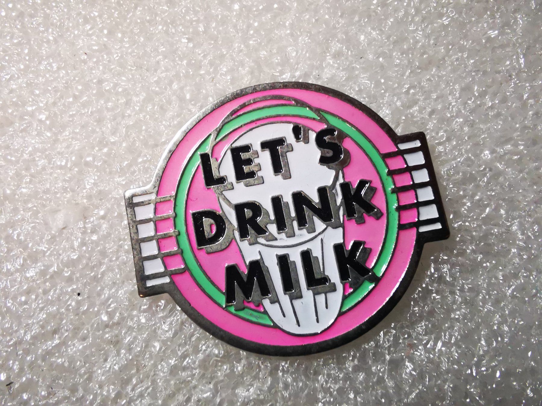 Placchette & Badge: Ansteckpin 7: Lets Drink Milk – Usato da Oppligen venduto da Pin-Fall-Shop