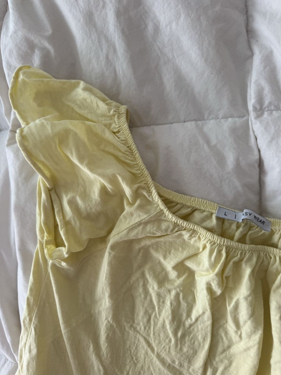 Top: Haut Jaune Taille L bon état – Usato da Genève venduto da lejardindesvetements 1