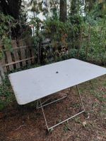 alter Gartentisch