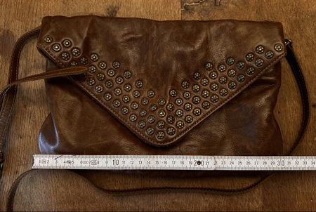 Leder Handtasche, braun mit Nieten, cooler Herbst Look