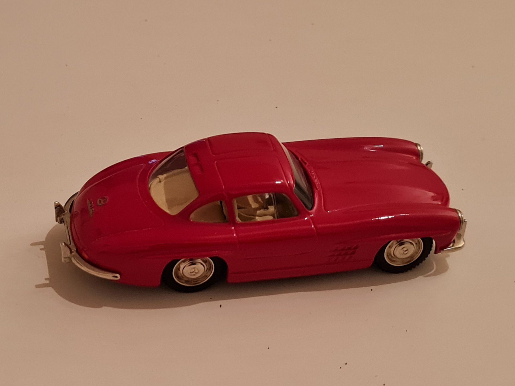 Mercedes-Benz Modellautos: Roter Mercedes 300 SL Modellauto – Neu (gemäss Beschreibung) aus Kehrsatz von emadir 1