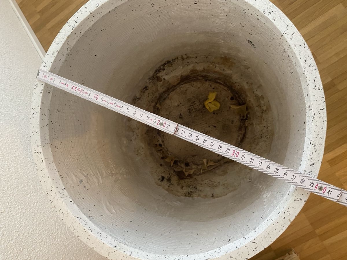 Vasi per fiori: Grosser weisser Blumentopf mit Holzfüssen – Usato da Emmenbrücke venduto da publikum 1