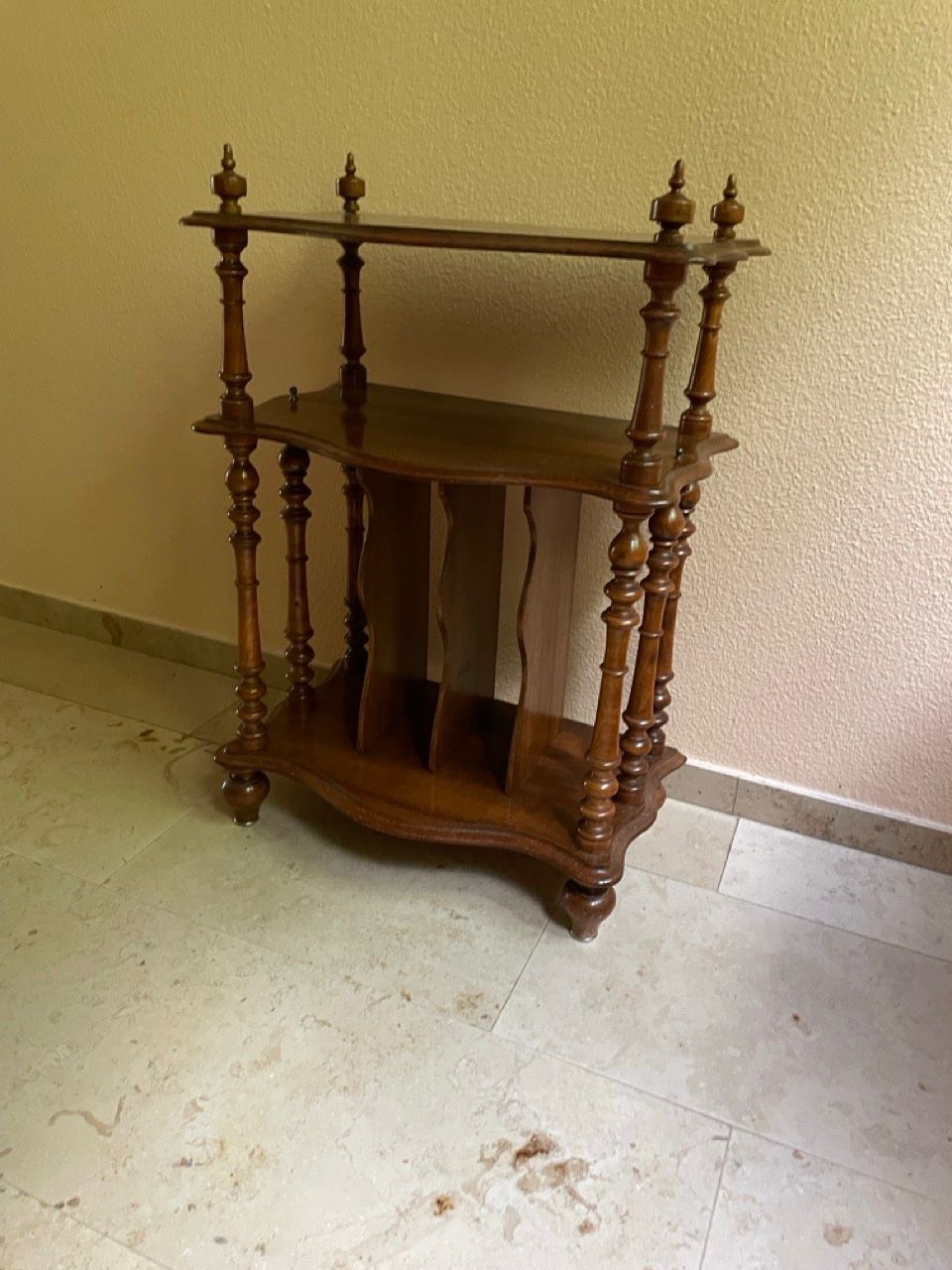 Scaffali: Etagère Neobarock der Gründerzeit – Usato da Bern venduto da Ansouis