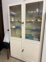 Armoire médicale vitrée métal blanc état usagé
