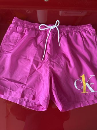 Short Calvin Klein rose, taille XL, parfait pour l'été!