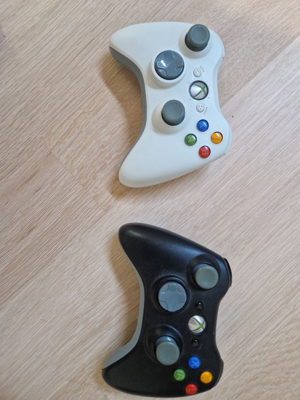 Microsoft Konsolen: XBox 360  mit 2 Controller und Kinect Sensor  – Gebraucht aus Madiswil von Crx2 4