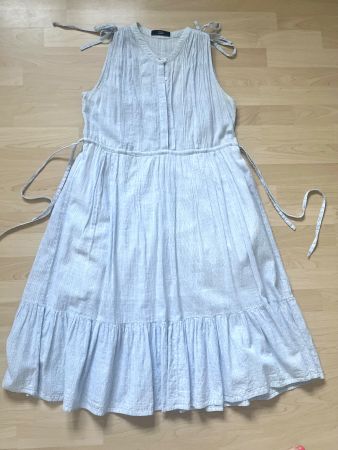 Steffen Schrott: Sommerkleid, hellblau gestreift, 40 42