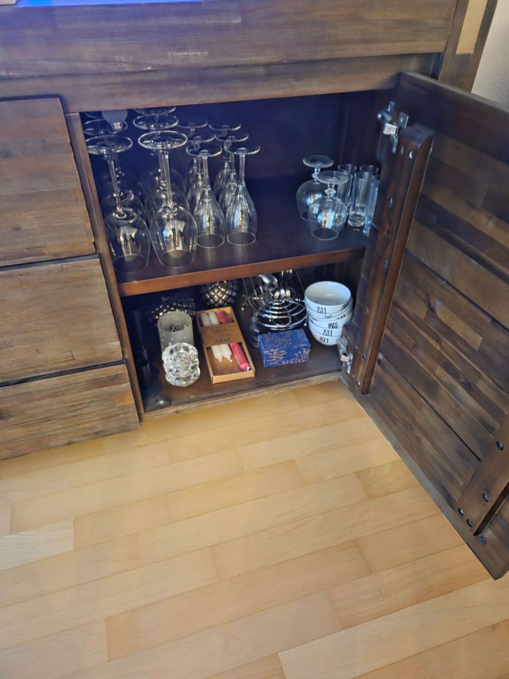 Tavoli: Esstisch und dazu passenden Sideboard – Usato da Dietikon venduto da Nikola 8