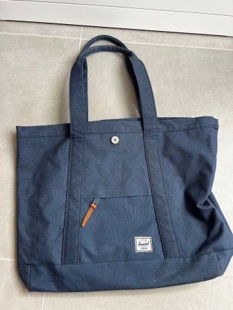 Herschel Stofftasche — perfekt für den Sommer! ☀️