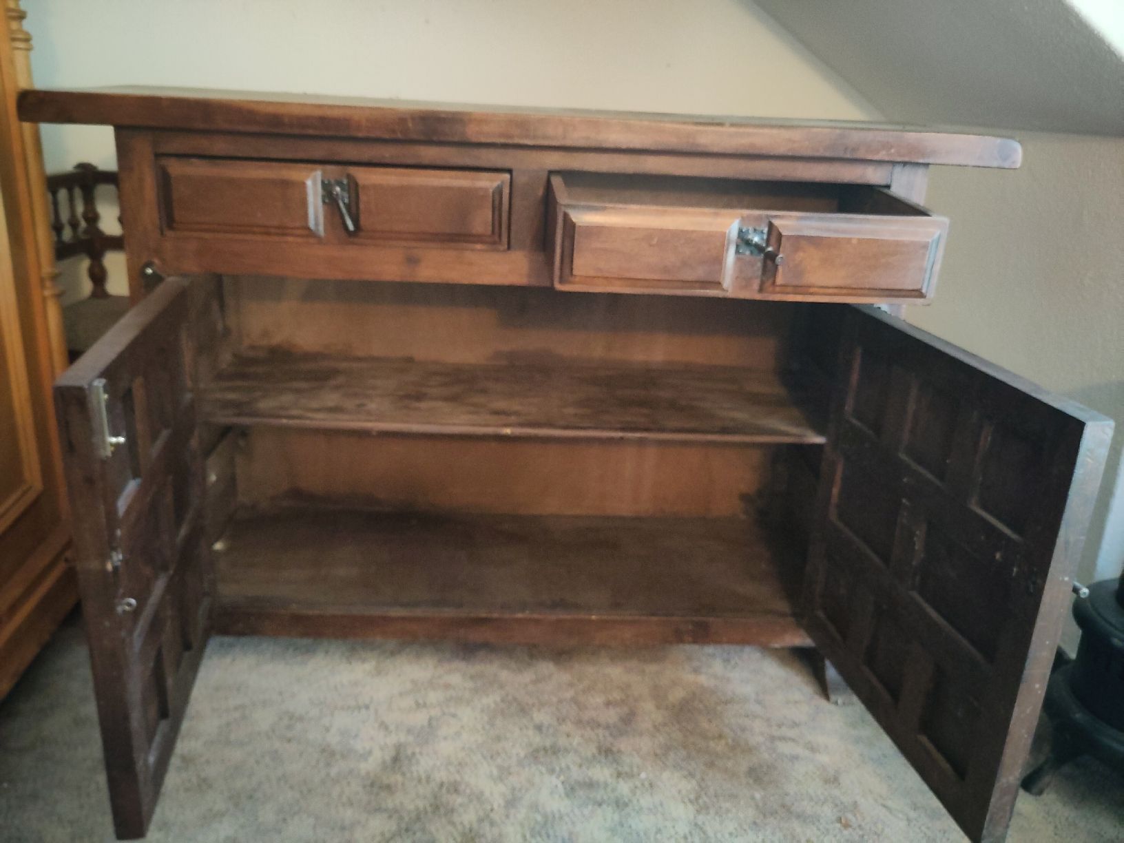 Cassettiere: Antikes Nussbaum Sideboard mit Schnitzereien – Usato da Derendingen venduto da Biberister 1