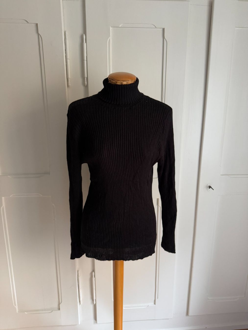 Maglioni & Felpe: Rollkragenpullover schwarz gerippt L – Usato da Zürich venduto da Diazaio