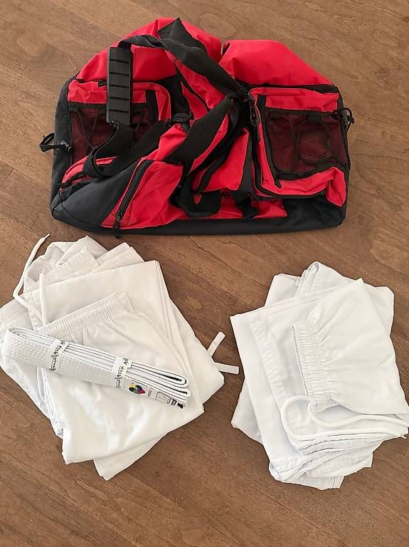 Lotti & Set di vestiti: Boxtasche plus Anzüge 140 und 150 – Usato da Wettswil venduto da molamola25