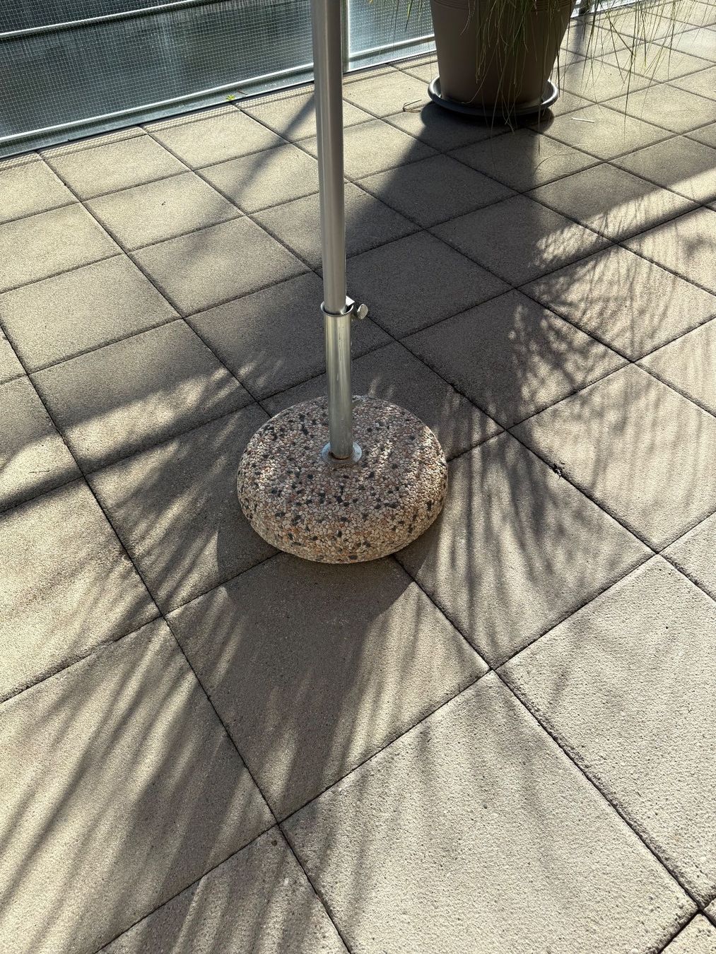 Ombrelloni: Sonnenschirm 3m Durchmesser mit Sockel – Usato da Dällikon venduto da dahi1 1