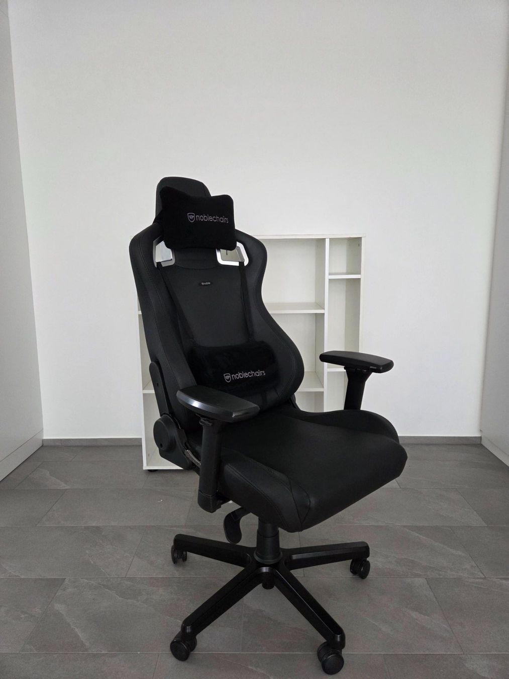 Noblechairs Sedie: noblechairs EPIC Gaming Stuhl – Nuovo (secondo la descrizione) da Luzern venduto da remo2304