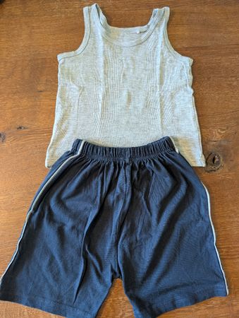 Unterhemd und kurze Hose Grösse 110 guter Zustand