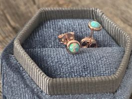 Ohrstecker klein und fein Silber rotgold vergoldet mit Opal