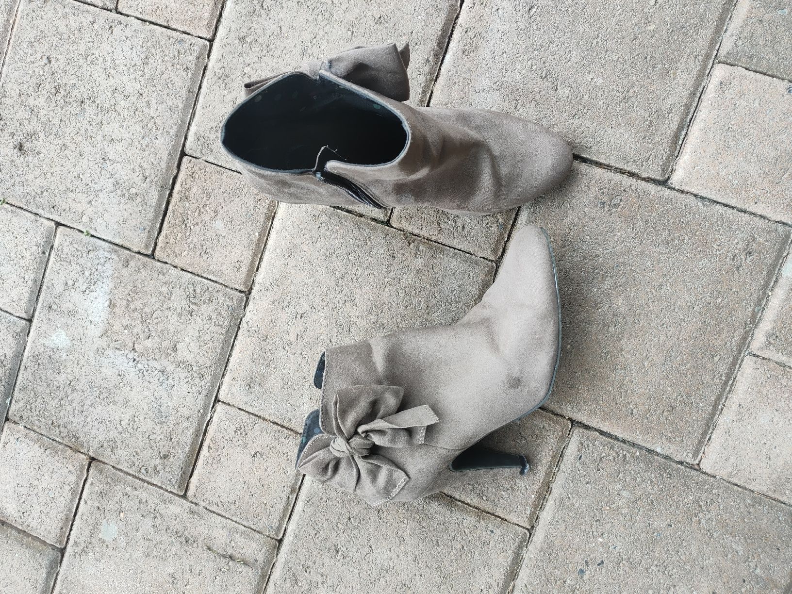Scarpe da donna: Stiefeletten Wildlederimitat mit Schleife Gr.38 – Usato da Horgen venduto da Lulusa 1