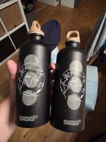2 SIGG Trinkflaschen schwarz Motiv Weltkugel selten benutzt 