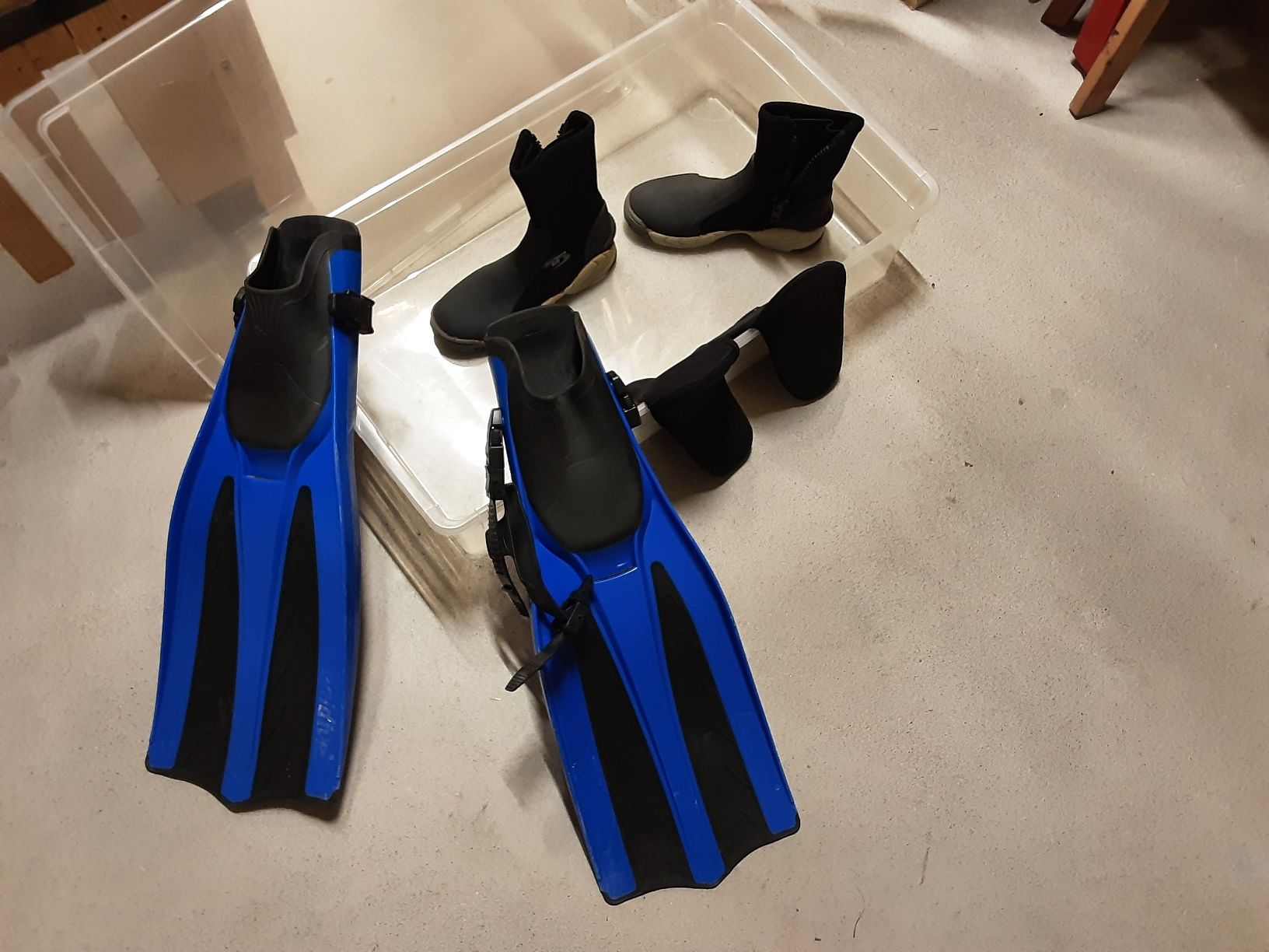 Pinne, Maschere & Boccagli: Blaue Taucherflossen & Neoprenschuhe – Usato da Riedikon venduto da con_lvn9