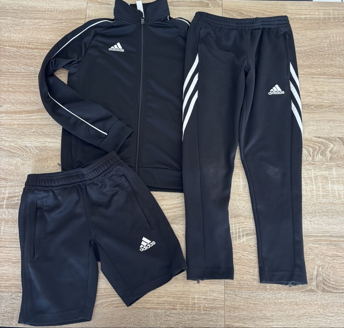 Adidas Lotti & Set di vestiti: Adidas Trainerset Gr 128 – Usato da Ebikon venduto da Regipe
