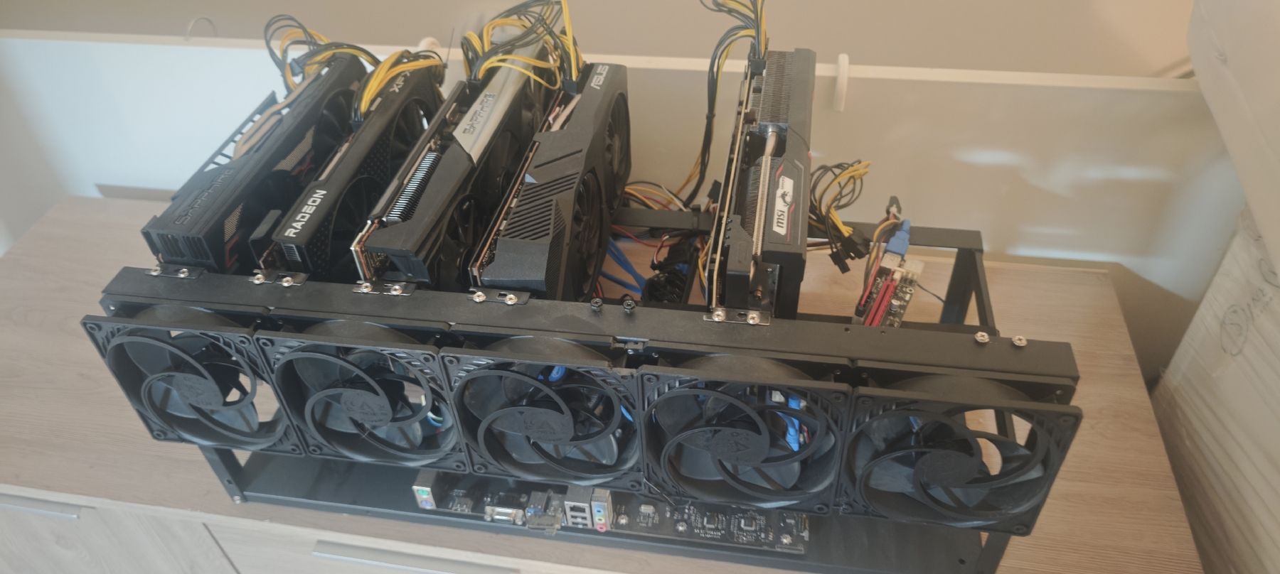 Coin Miner: Rig de minage performante 5x GPU  – Usato da Ecublens VD venduto da dapfcup