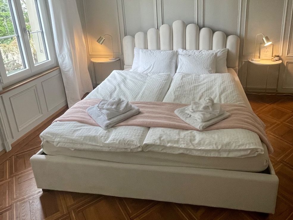 wunderschönes cremeweisses Polsterbett mit Stauraum 180x200 (Gebraucht ...