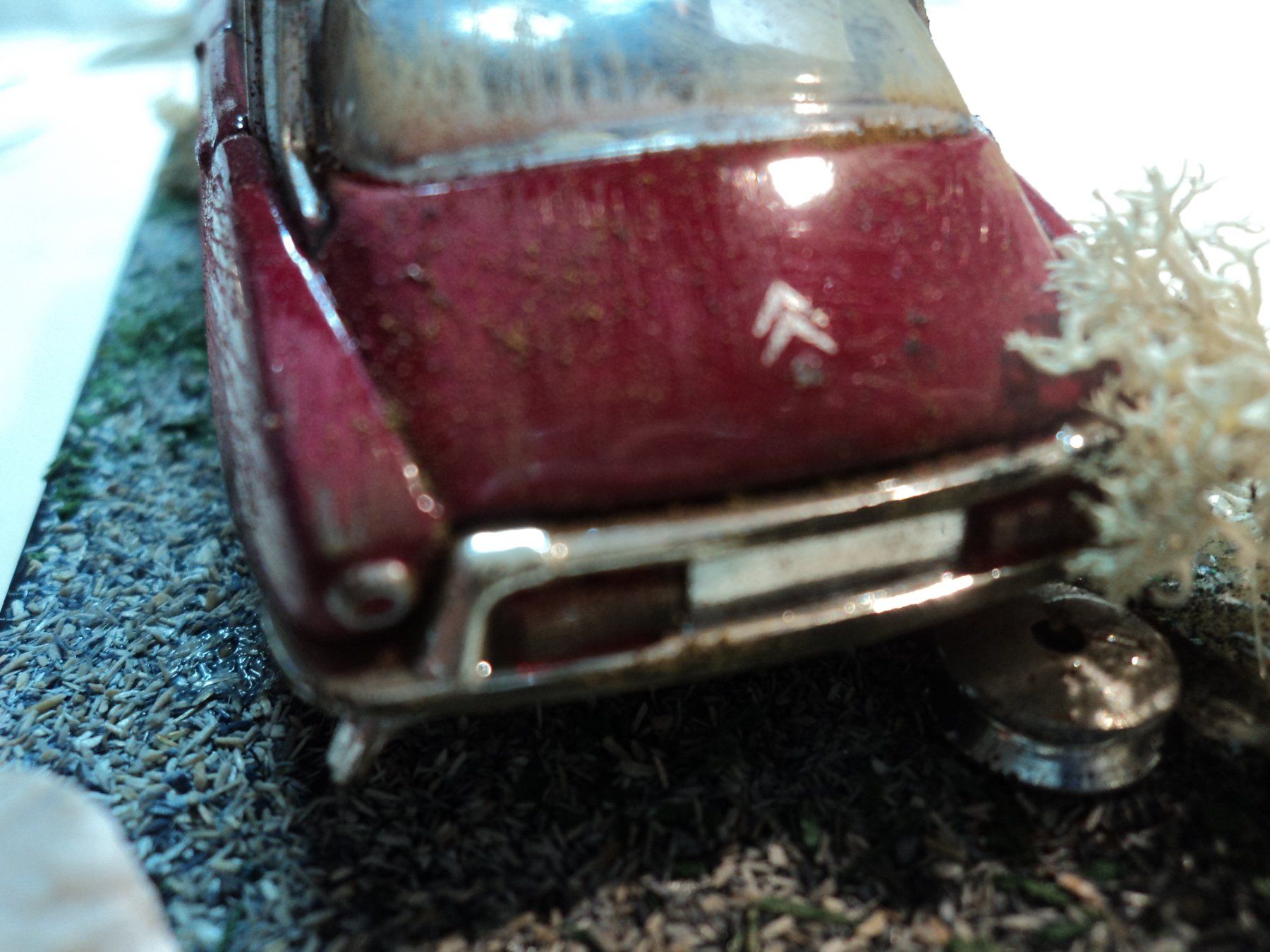 Citroën Modellini d'auto: Citroen DS 1/43 Diorama Hinterhof – Usato da Schwarzenburg venduto da modelCARama 4
