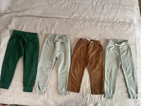 Vier Hosen für Jungen ohne Fleck