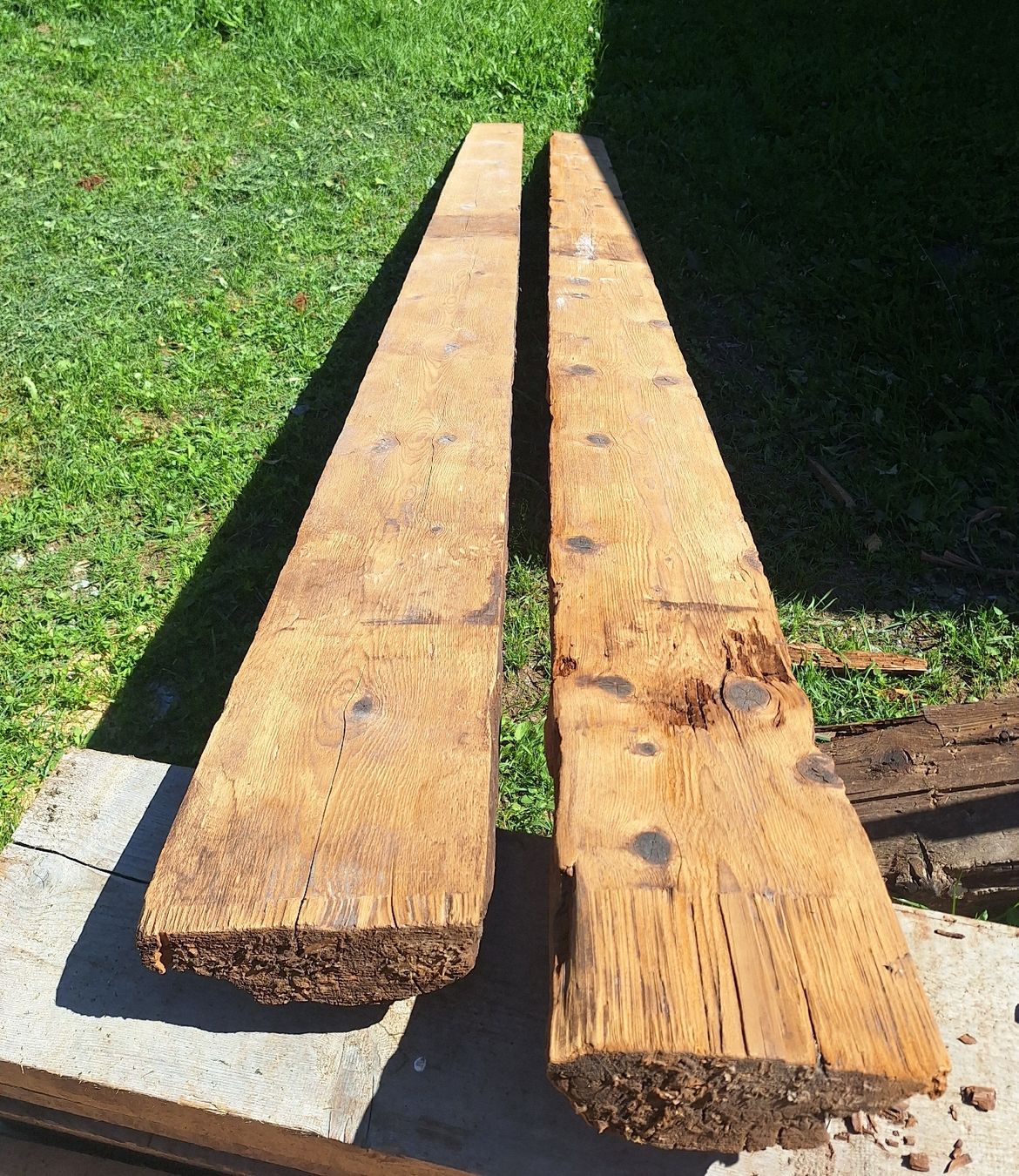 Articoli in legno: Alte Holzbalken 2 Stk. rustikal für Dekoration oder Bau – Usato da Bürglen UR venduto da Eidgenoss.1291