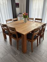 Quadratischer Kirschholztisch mit acht Stühlen