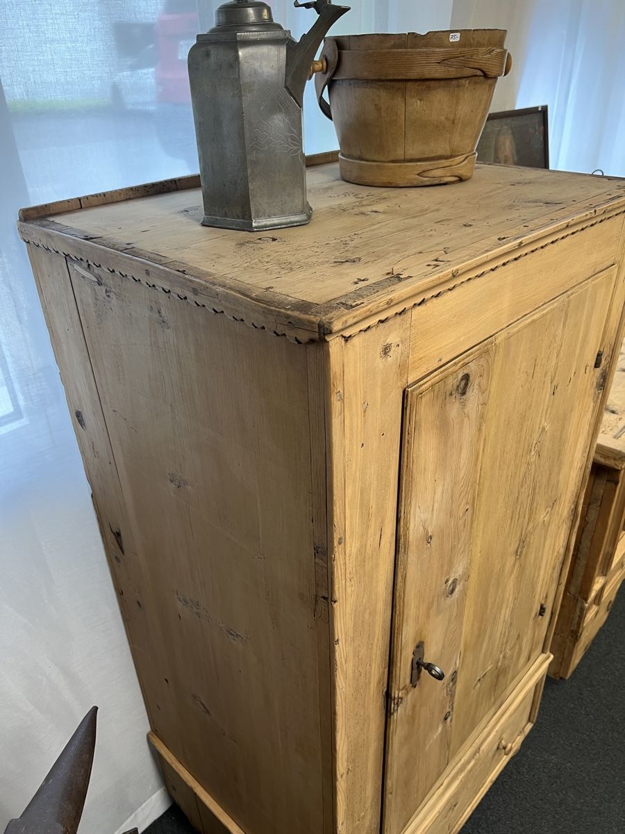 Schränke: Kleiner Arvenschrank – Gebraucht aus Gossau SG von Keller-Antiques 1