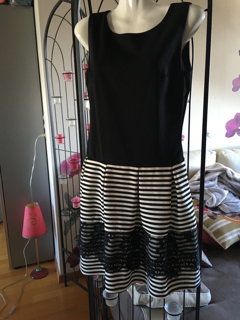 Kleider: Robe élégante noir blanc rayée dentelles S/M neuve – Neu (gemäss Beschreibung) aus Genève von Libellule477
