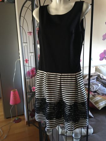 Robe élégante noir blanc rayée dentelles S/M neuve