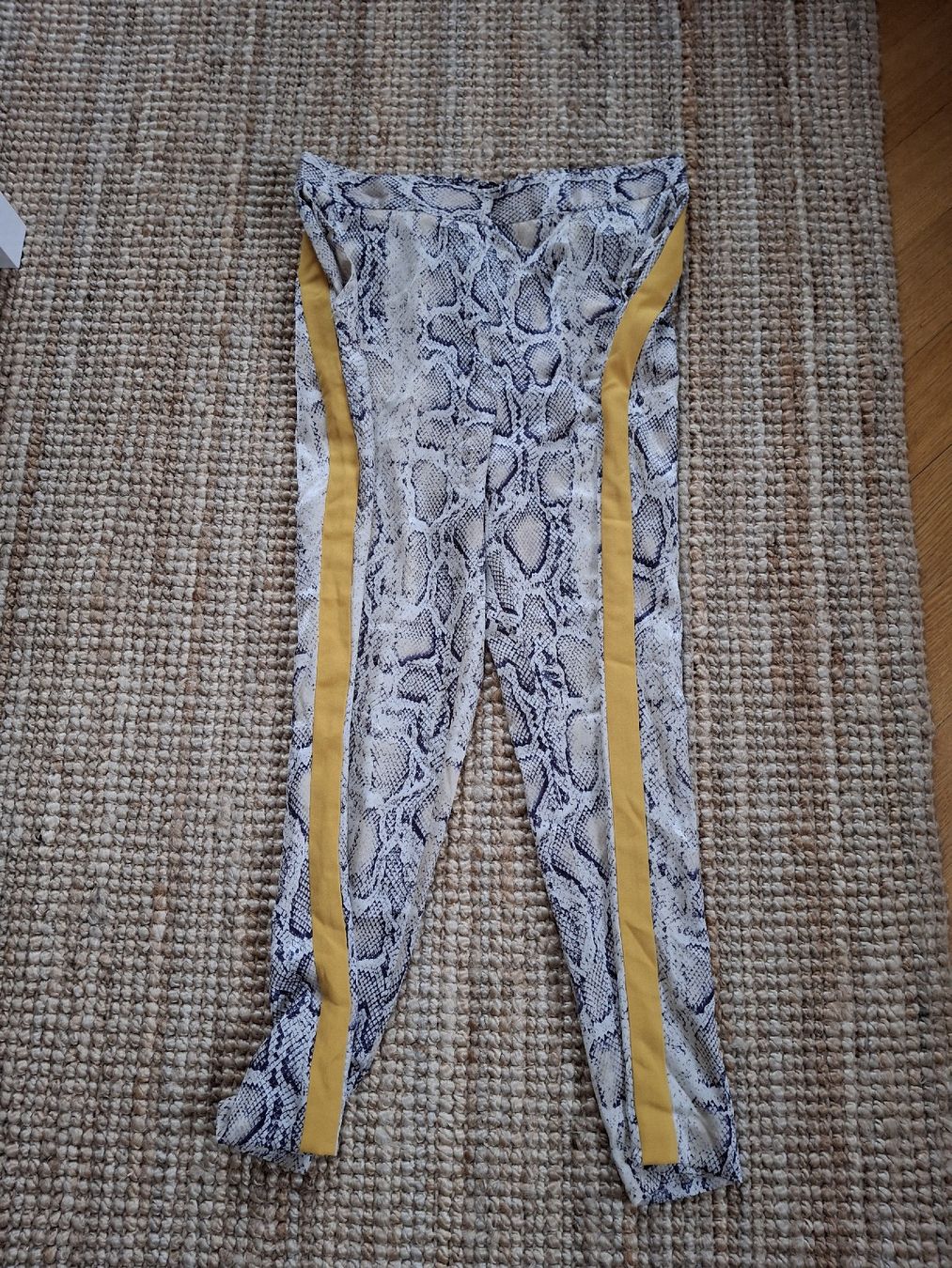 Zara Hosen: Pantalon Zara L imprimés python  – Gebraucht aus Lausanne von Cognitia 1