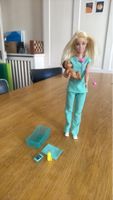 Barbie Arztpuppe mit Baby und Zubehör gebrauchter Zustand
