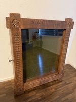 Vitrine / Kranzkasten aus Holz, rustikal geschnitzt