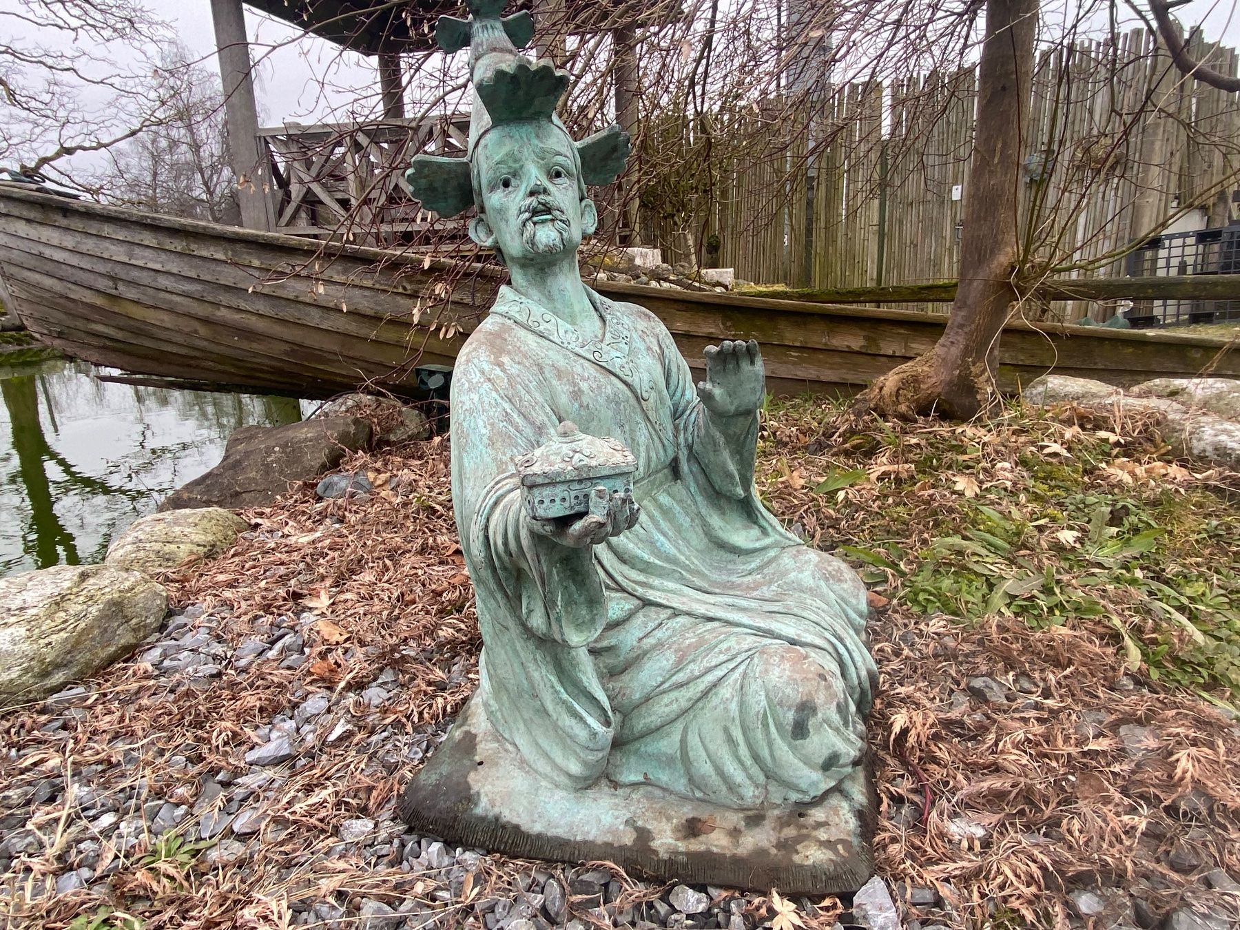 Sculture & Statue: Grosse Bronze Gartenskulptur "Der sitzende Weise" – Usato da Ballwil venduto da ClassicGallery