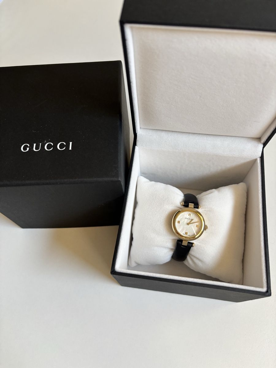 Gucci Uhren: Montre Gucci  – Neu und originalverpackt aus La Chaux-de-Fonds von Titine.