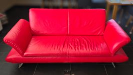 Schönes, modernes Ledersofa in rot