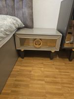 Nachttisch grau mit goldfarbenen Details guter Zustand